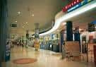 Pasillo interior del Centro Comercial Travesía con acceso a tiendas y cines