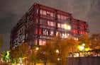 Edificio de Ferro iluminado por la noche, destacando su arquitectura.