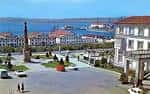 Vista histórica de la plaza y la bahía de Ferrol con edificios y el Arsenal al fondo