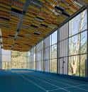 Gran pabellón interior con ventanales, ideal para eventos y actividades