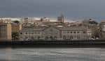 Vista panorámica del Mercado de Abastos de Pontevedra desde la orilla del río
