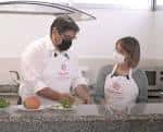 Clase de cocina en un espacio de formación con equipamiento moderno