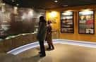 Visitantes explorando una sala de exposición interactiva en el centro