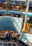 Vista interior del Centro Comercial Cuatro Caminos desde un nivel superior con estructura azul