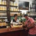 Interior del Pub A Reixa con personal y cliente en la barra