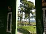 Vista desde el interior de la pérgola del mirador hacia el paisaje