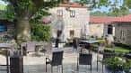 Terraza exterior del Pazo de Ludeiro con mobiliario para eventos