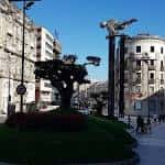 Vista de la Praza Porta do Sol con el Sireno y edificios circundantes