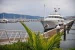 Yate de gran eslora atracado en los muelles de Marina Davila Sport