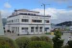 Fachada principal del Real Club Náutico de Vigo con vegetación en primer plano