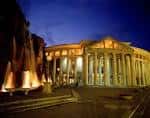 Palacio de la Ópera iluminado de noche con fuentes