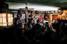 Interior del local con banda tocando en vivo y público