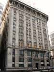 Fachada principal del Edificio del Banco Pastor en A Coruña en día nublado