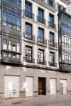 Primer plano de la fachada de un edificio rehabilitado en la calle Milicias Nacionales