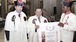 Miembros de la Academia Xacobea en ceremonia con estandarte