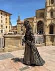 Estatua de La Regenta en la plaza de Oviedo bajo el sol