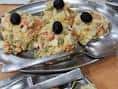 Plato de ensaladilla rusa con aceitunas negras