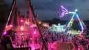 Atracciones de feria iluminadas de noche con ambiente festivo en San Froilán