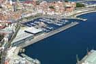 Vista aérea del Real Club Náutico de La Coruña y su puerto deportivo.
