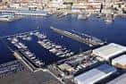 Vista aérea del Puerto Deportivo Marina Davila Sport con la ciudad de Vigo al fondo