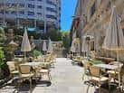 Terraza exterior de restaurante con mesas y sombrillas