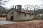 Capilla de piedra de San Cibrán o dos Ramallos en un claro del bosque
