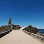 Camino empedrado que conduce a la Ermita de La Lanzada y las ruinas