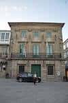 Fachada principal de la Casa Consistorial de Betanzos con un coche aparcado
