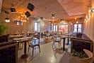 Interior moderno de La Central Gastro con mesas y sillas