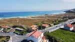 Edificios residenciales y carretera junto a la Playa de Barrañán