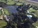 Vista aérea del complejo del Real Aeroclub de Vigo con campo de golf y lago