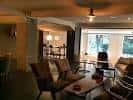 Zona de lounge o planta superior con asientos cómodos