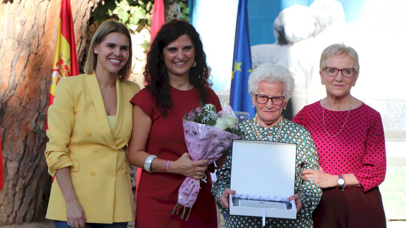 Homenaje a vecinos centenarios