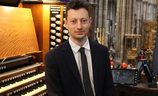 Matthew Jorysz en diálogo con la obra de Zhanna Kadyrova