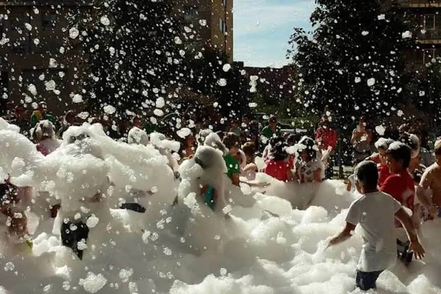 Fiesta de la espuma e hinchables