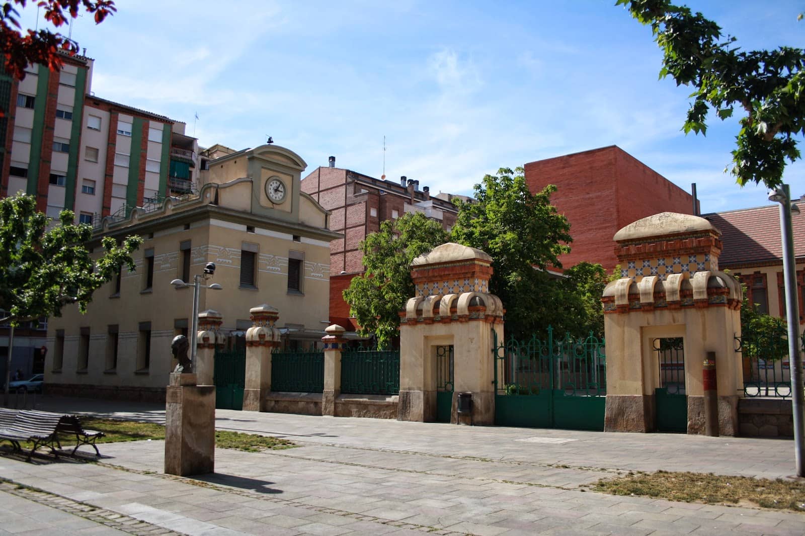 La plaza del Escorxador se renueva con juegos inclusivos
