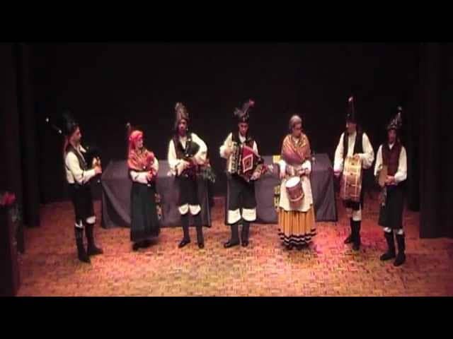 Pasacalles de Os de Algures en las fiestas de Santiaguiño do Burgo
