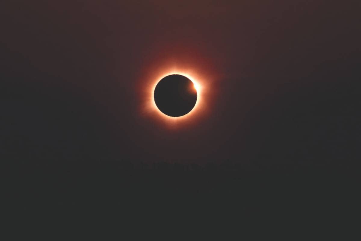 Observación del eclipse solar total con reparto de gafas homologadas