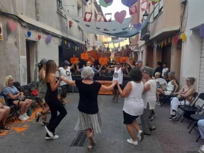 Baile de sardanas de las 181as Fiestas de la calle de Sant Jaume