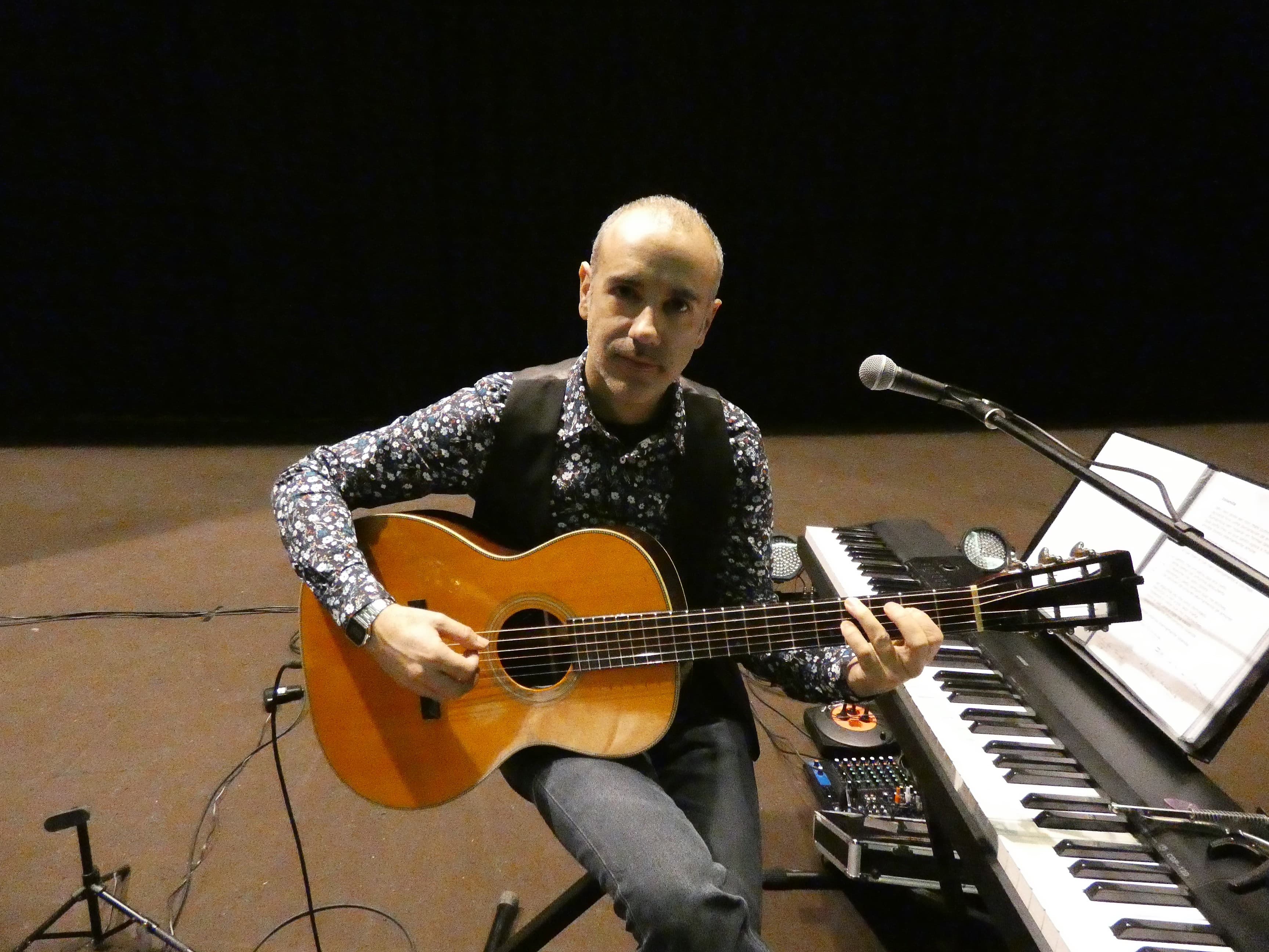 Presentación de libros y actuación musical de Emilio Rúa