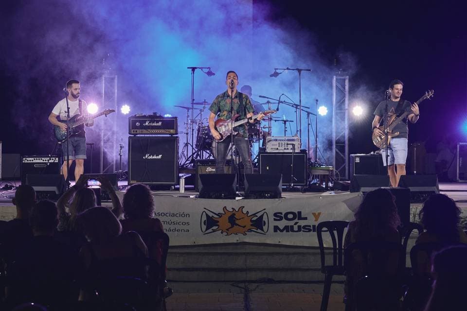 Demenzia Sozial + Apolo 18 + Not Yet