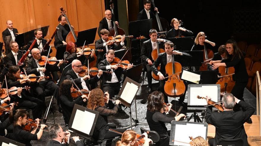 Oviedo: Concierto de Año Nuevo con Julia Cruz, la batuta histórica