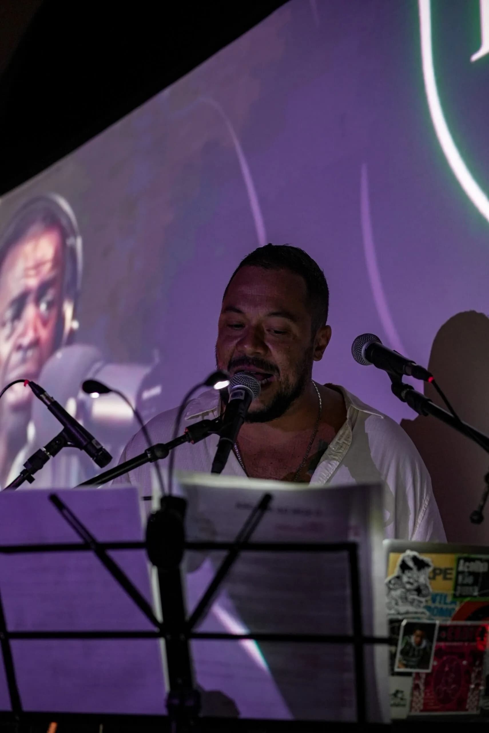 Formar una coral con lo que silba y tararea la gente al trabajar