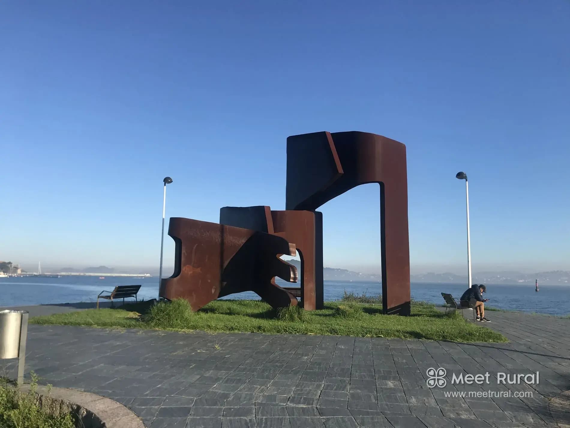 Colocación de esculturas de la Bienal en la Illa do Covo