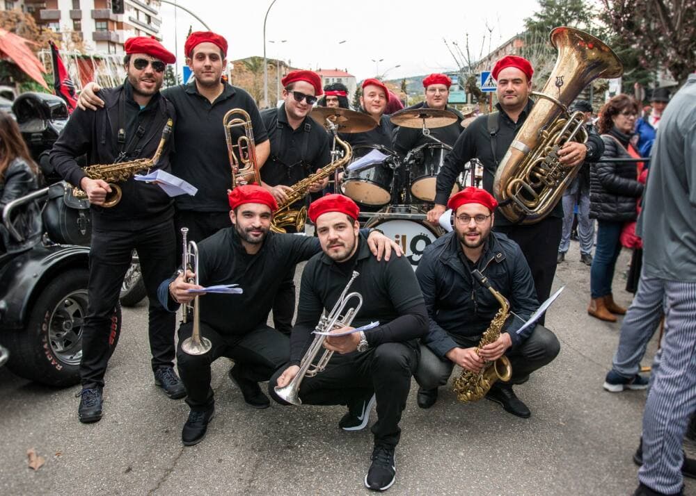 Pasacalles musical de la charanga Mil9