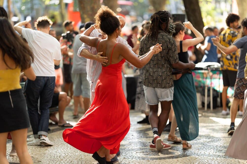 Bailes latinos en la Praza da Peregrina