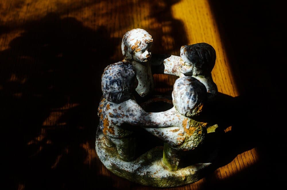 Exposición «Huellas de Barro»