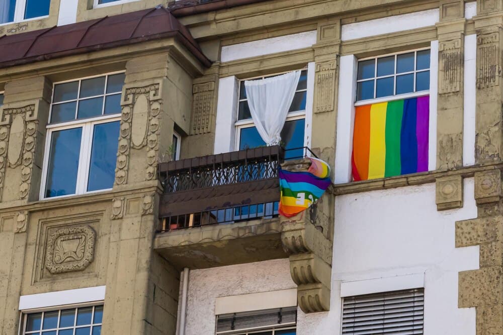 Instalación de la pancarta del Orgullo