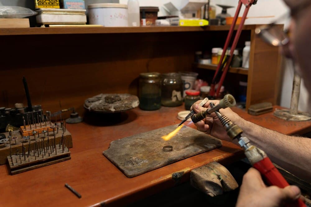 Taller de joyería con esmaltes a fuego