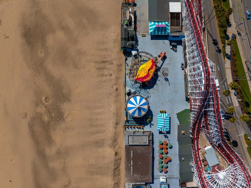 Montaje de atracciones de las Fiestas de la Peregrina